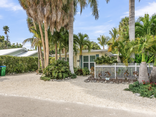 Holmes Beach Vacation Home with Pool 4 houses to beach